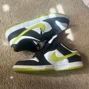 Nike low dunk Black and Green Sneakers